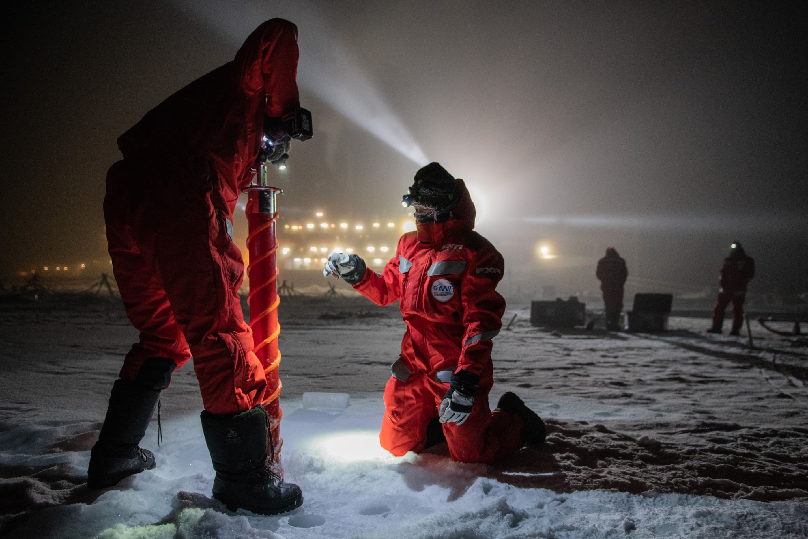 Proceso de extracción de un testigo de hielo en Canadá. Fuente: Esther Horvath