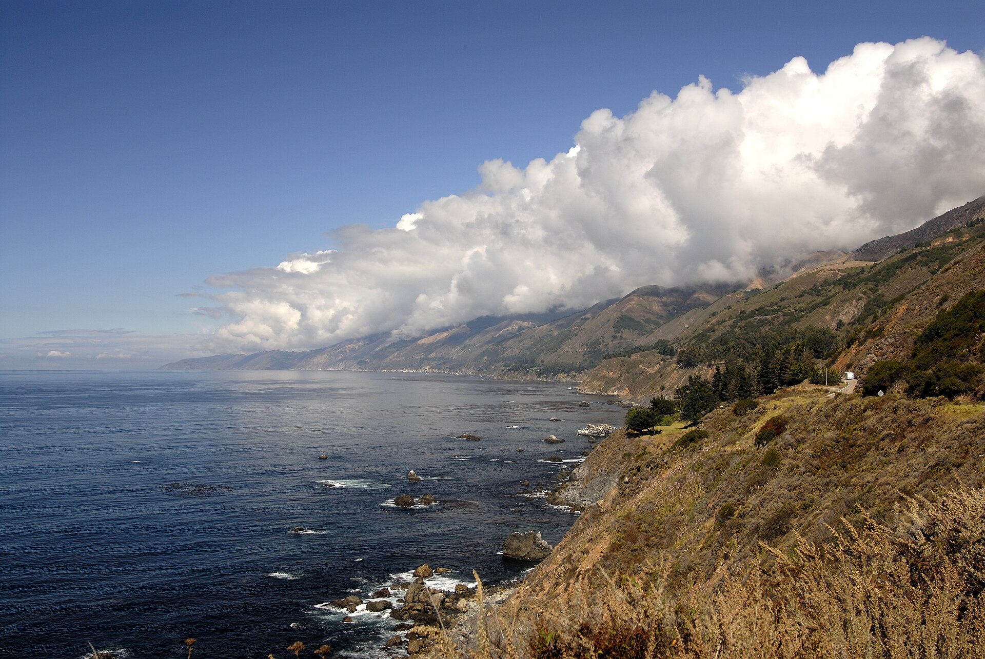 Nubes orográficas en las Montañas de Santa Lucía (California).
