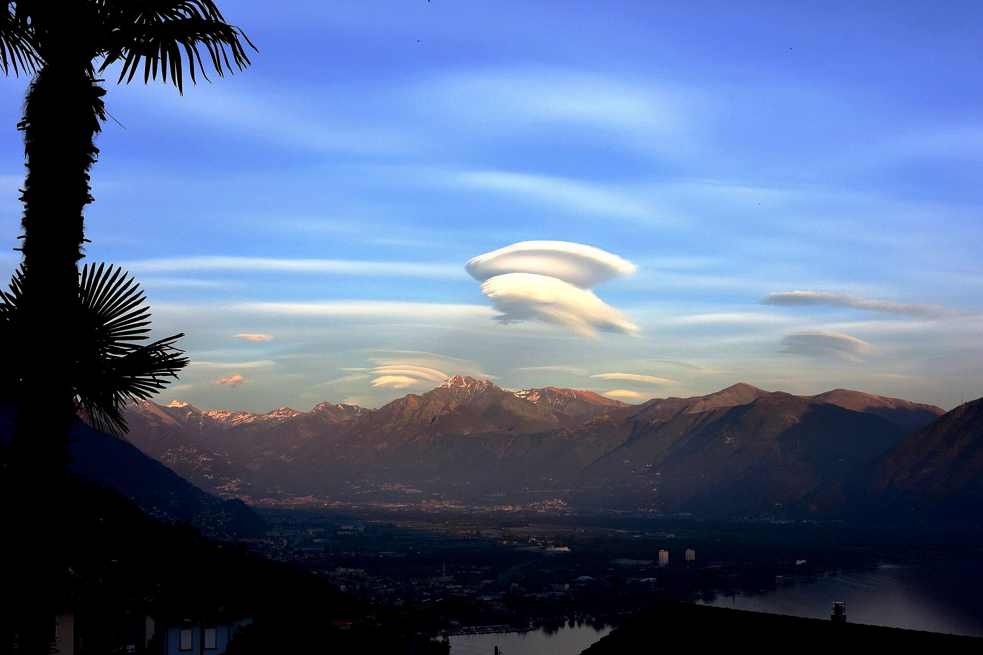 Altocumulus lenticularis sobre el Monte Ceneri (Suiza). Fuente: nebelfrei