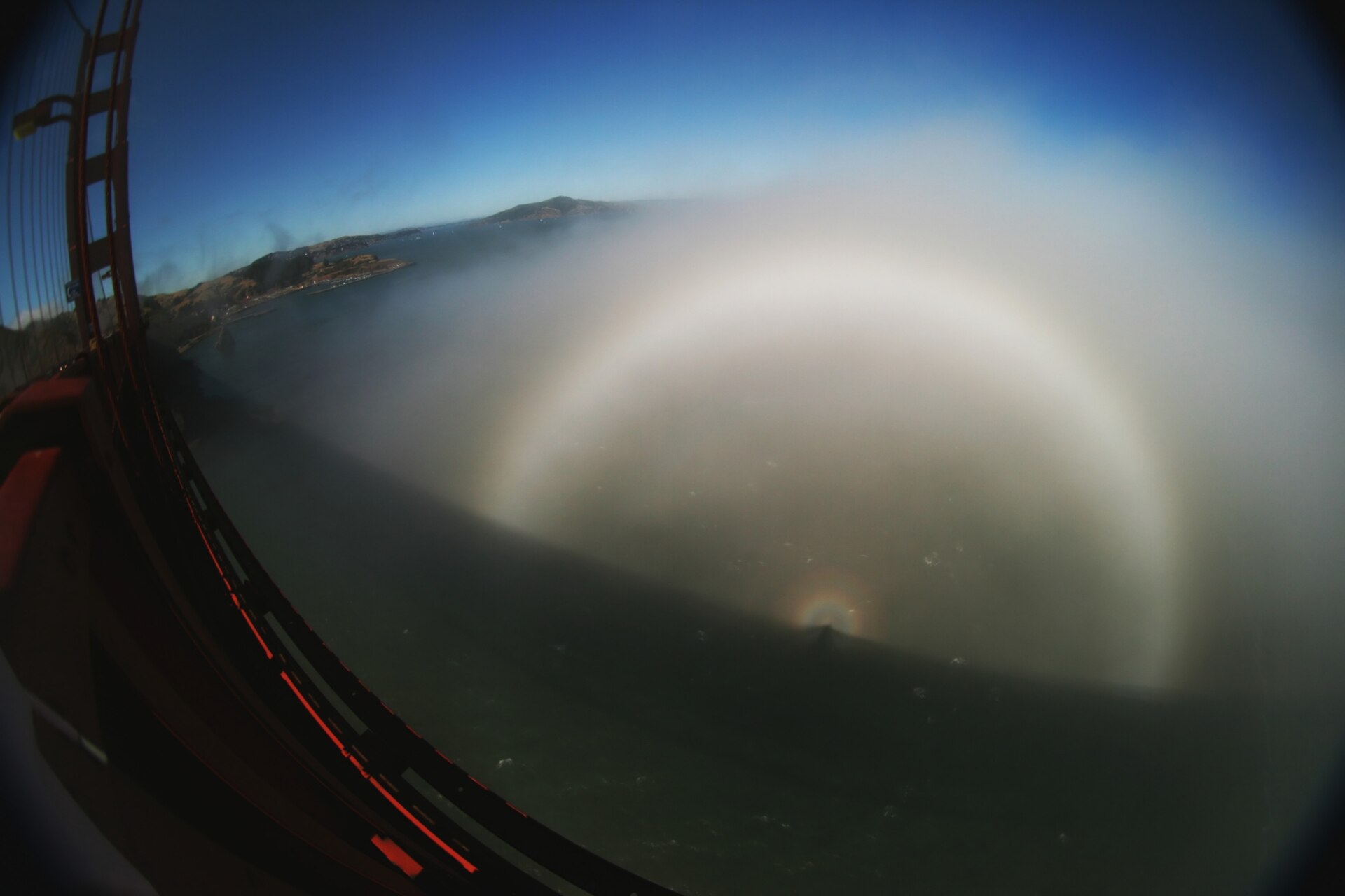 Arco de niebla en el Puente de San Francisco. Fuente: Brocken Inaglory