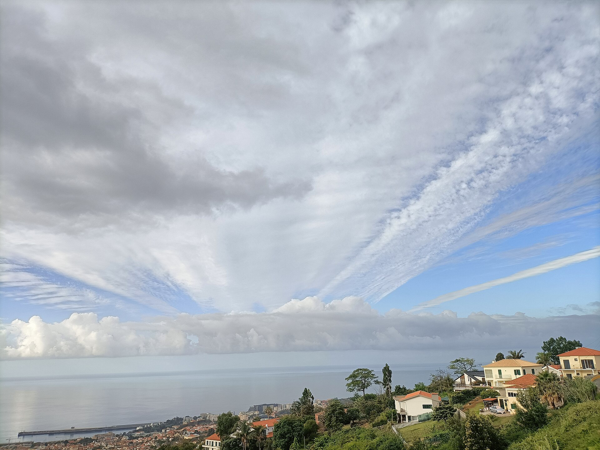 Formación de cirrostratus cruzando sobre nimbostratus. Fuente: Kelvinsong