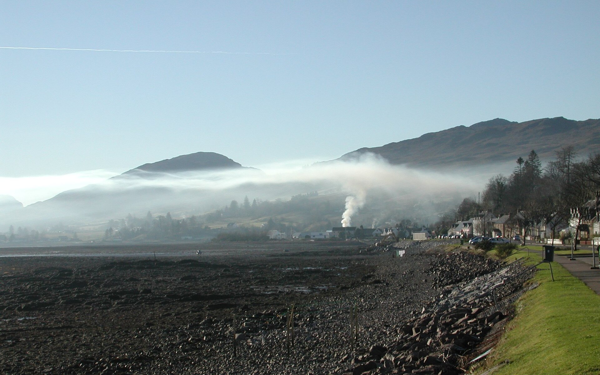 Ejemplo de humo siendo retenido en capas bajas por la inversión térmica en Lochcarron (Escocia). Fuente: JohanTheGhost