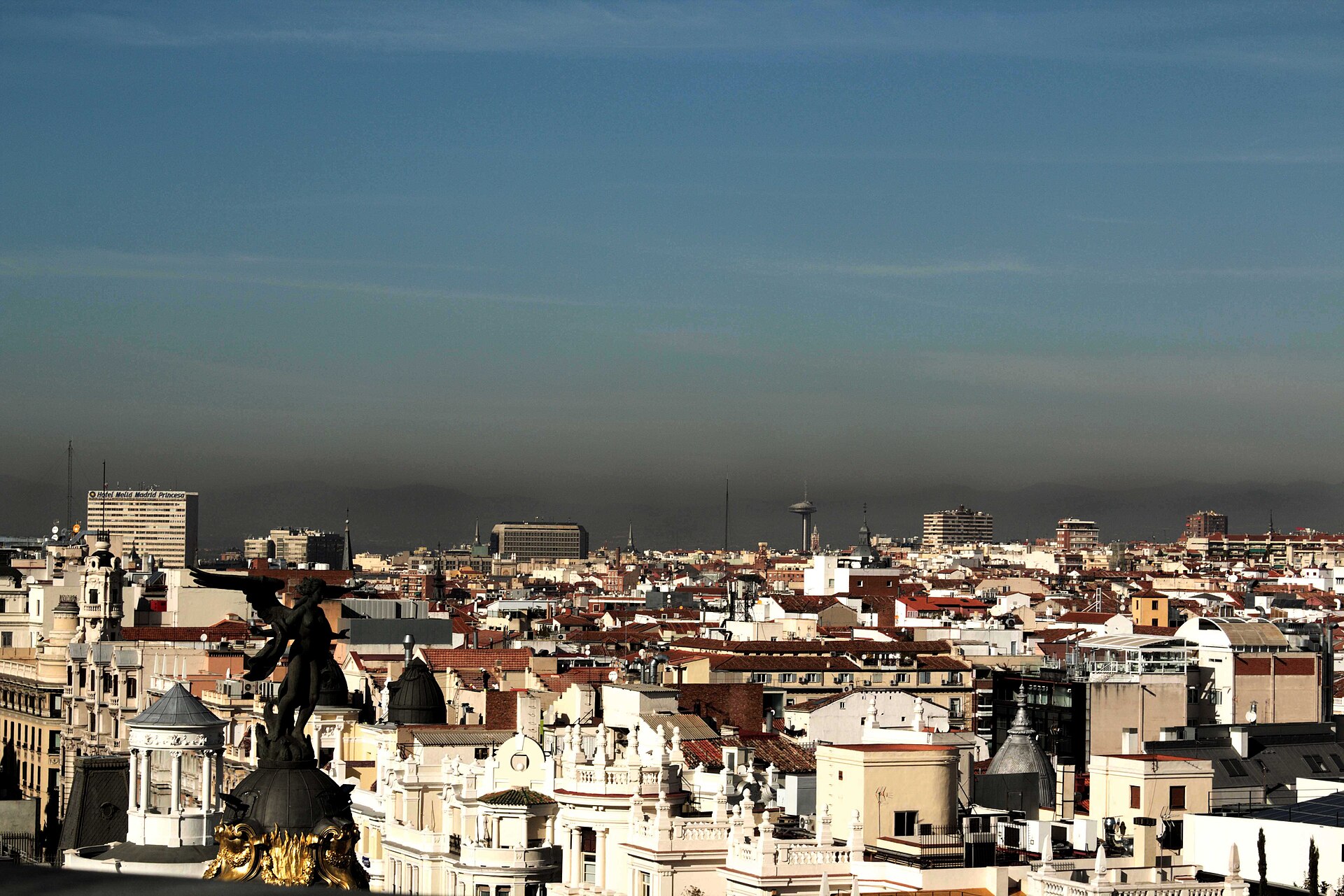 Madrid con una capa contaminante. La inversión térmica durante el invierno favorece la acumulación de contaminantes en capas bajas. Fuente: Diario de Madrid