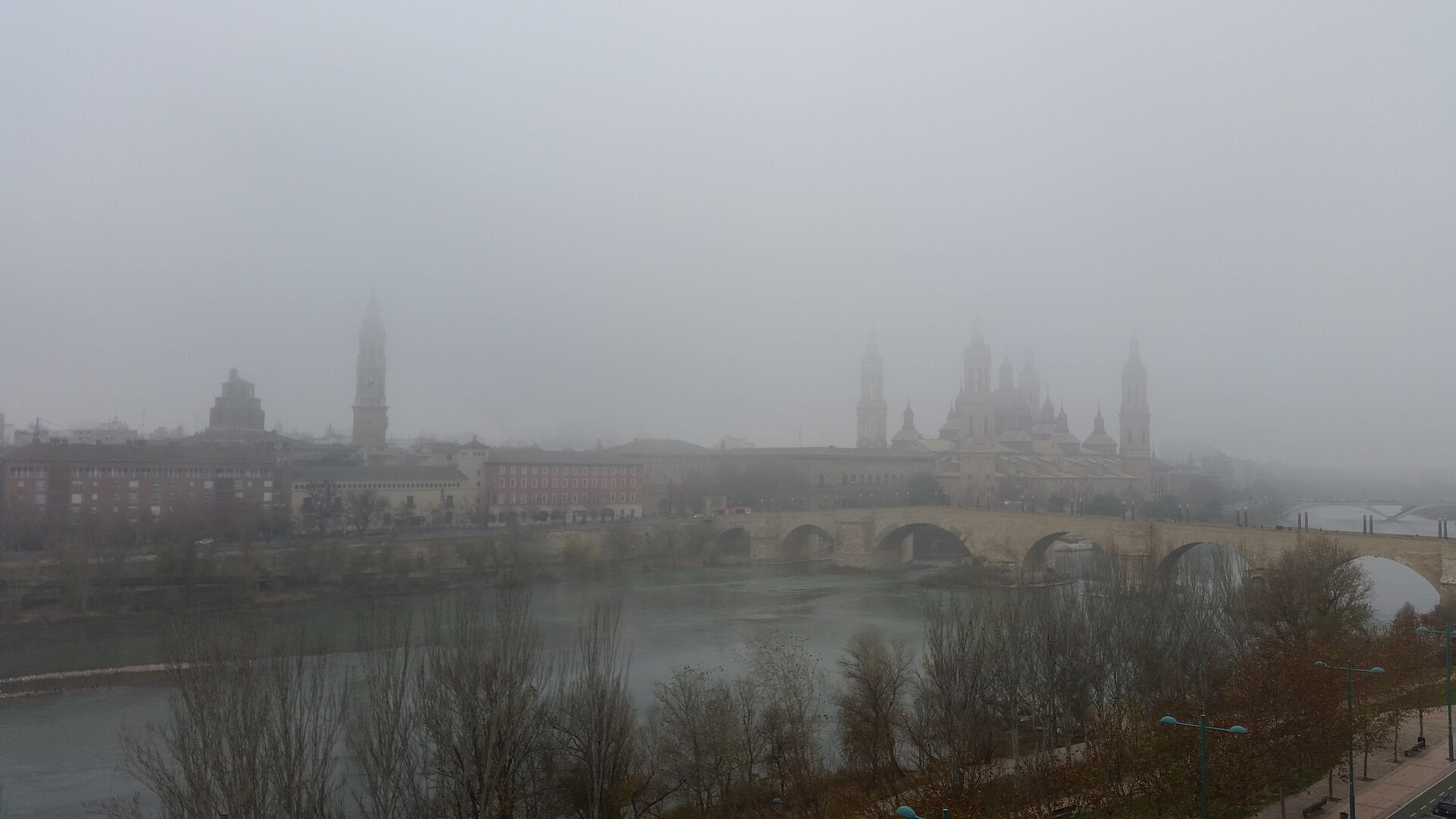 Zaragoza bajo la niebla. El Valle del Ebro es propenso a sufrir de este fenómeno durante el invierno. Fuente: Ecelan