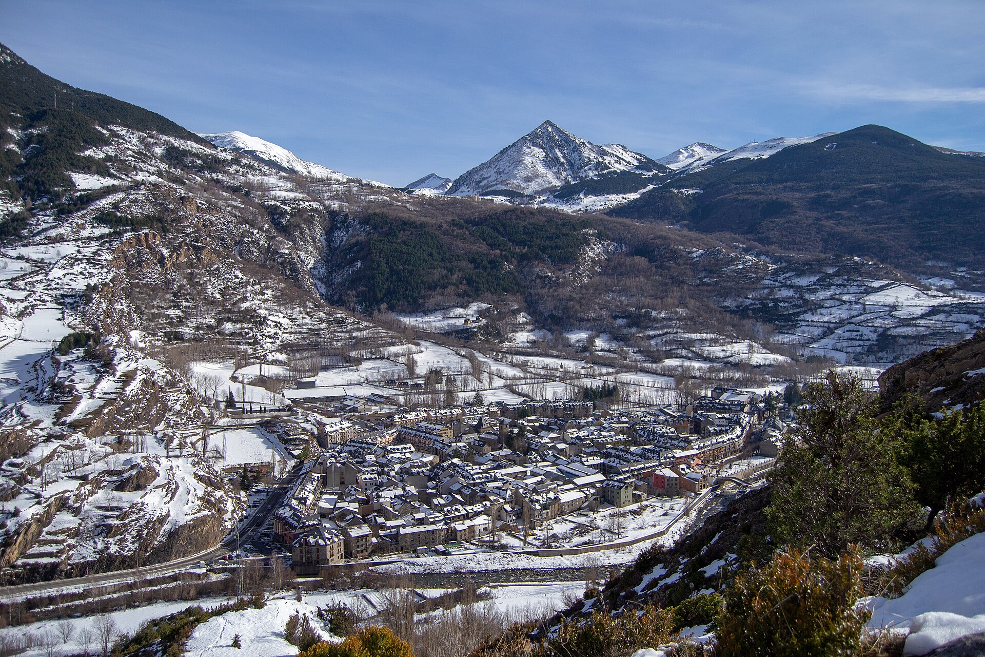 Benasque nevado. La inversión térmica a veces permite que la nieve aguante más en el fondo de los valles que en las laderas o zonas altas. Fuente: Ramiro Toso Andreu