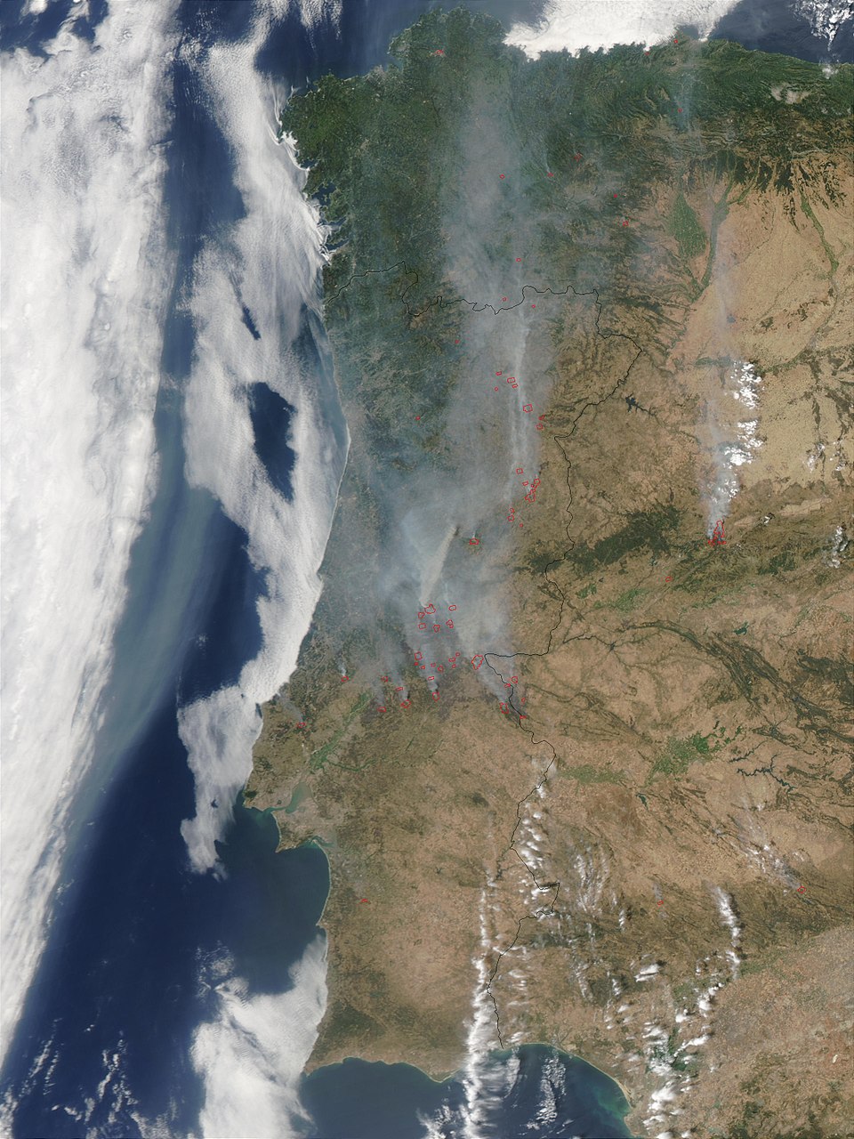 Detalle del humo generado por los incendios en el oeste de la Península Ibérica
