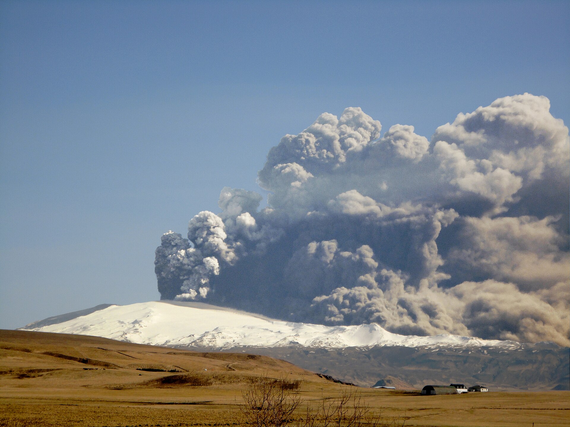 Eurpción del Eyjafjallajökull en 2010, la cual obligó a cerrar el espacio aéreo europeo. Fuente: Árni Friðriksson