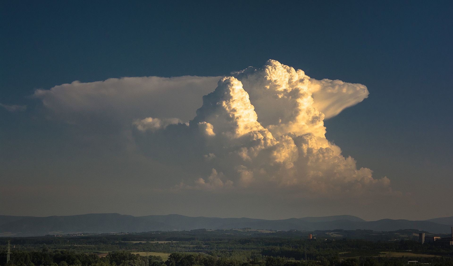 Cumulonimbus calvus al frente y Cumulonimbus incus al fondo. Fuente: Zruprecht