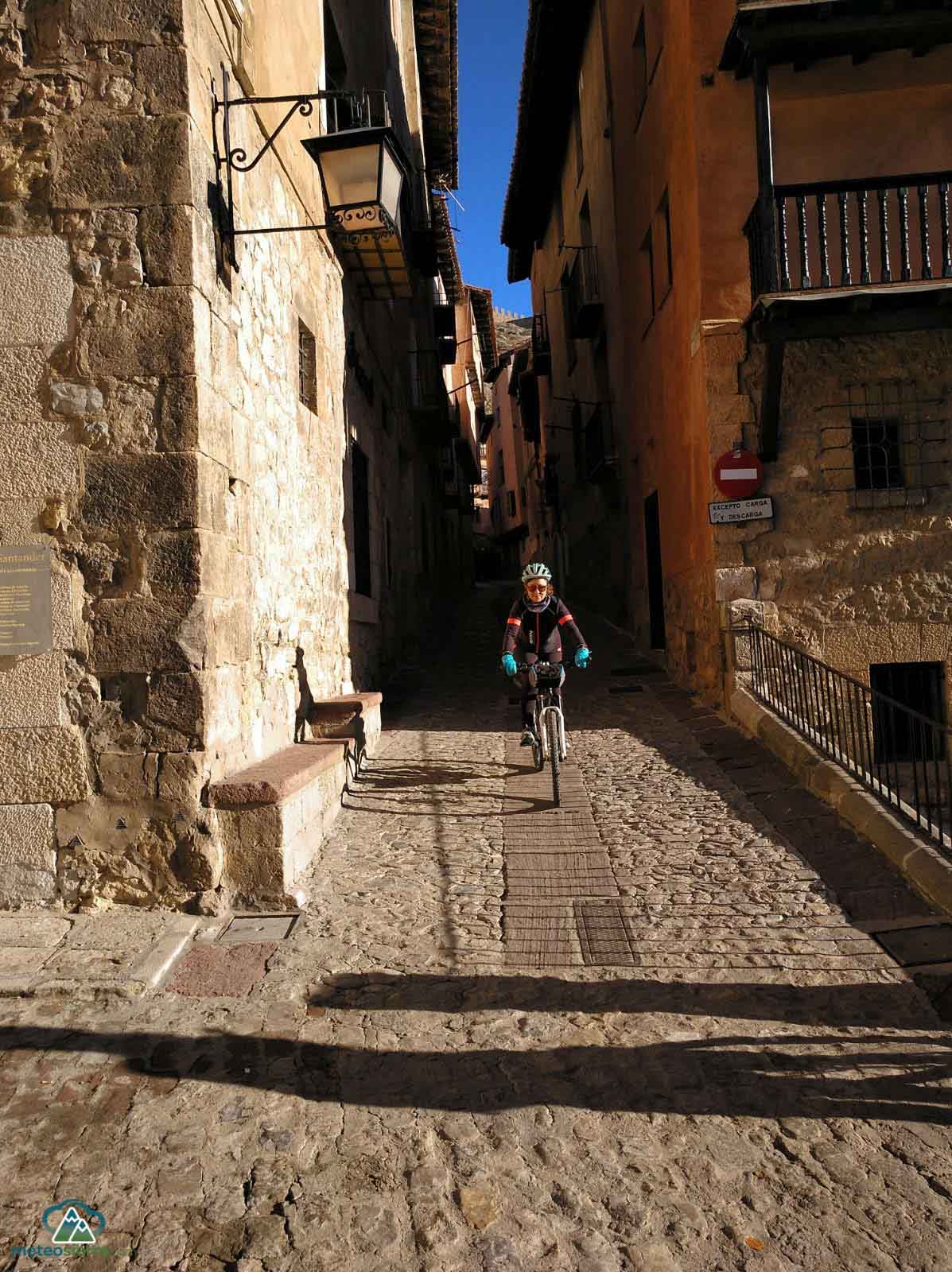 Bajando a la Plaza Mayor de Albarracín