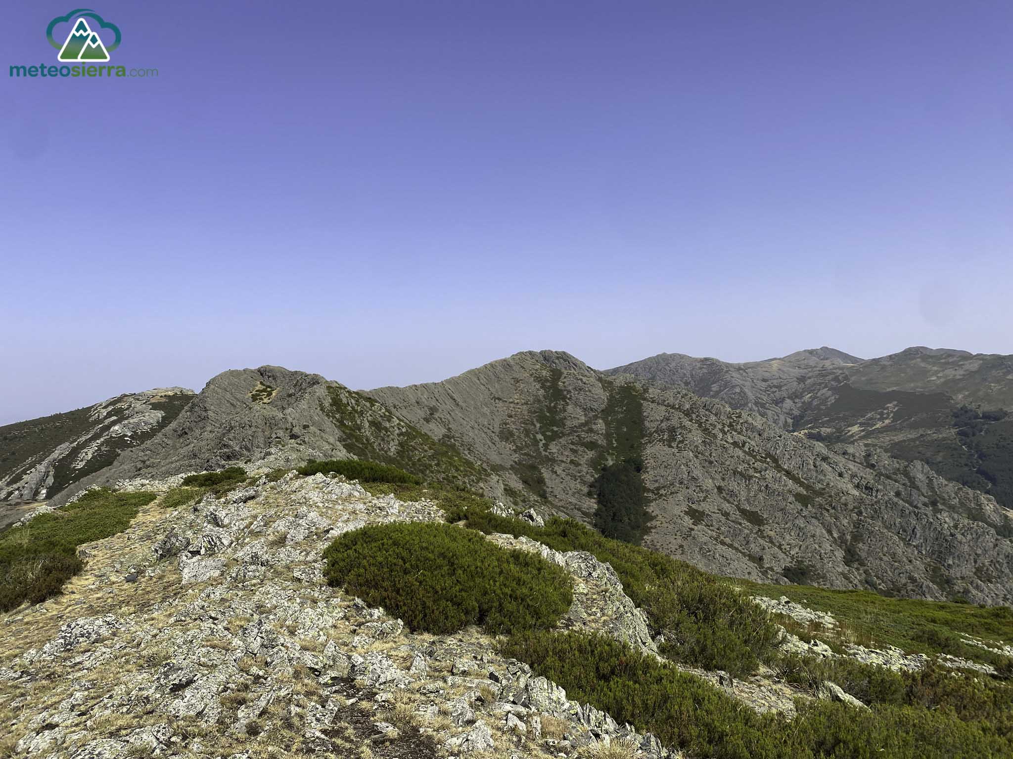 Vista atrás. En el centro de la imagen en primer plano se sitúa el Pico del Granero