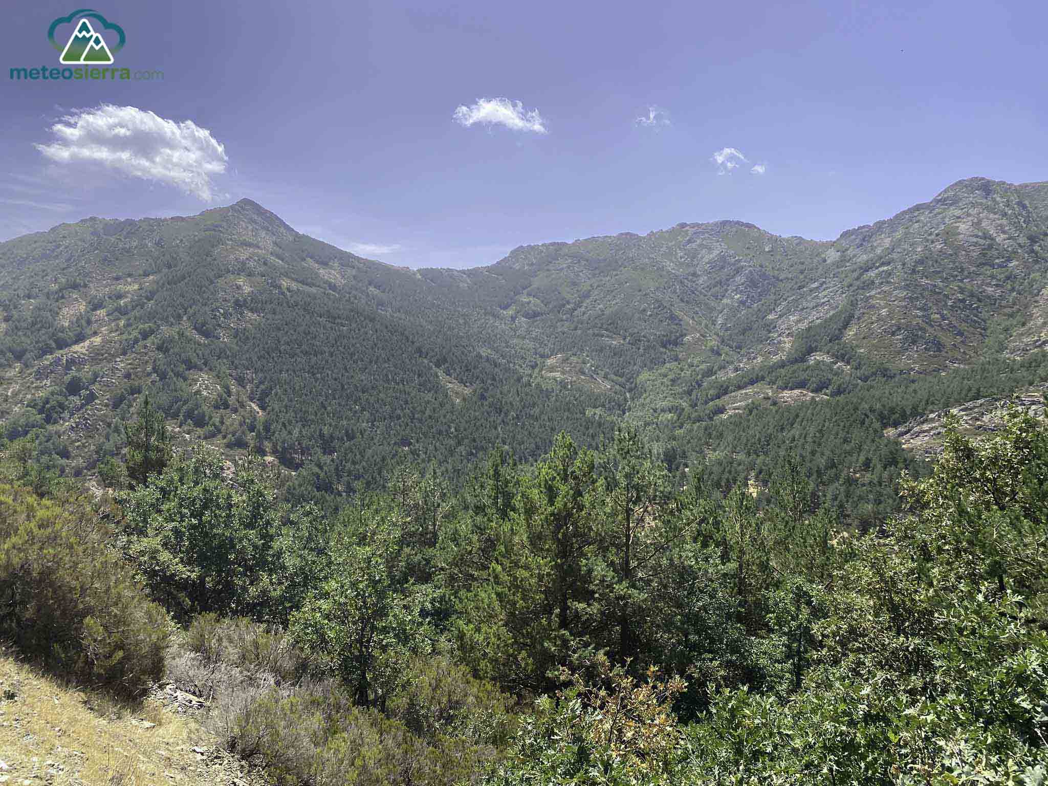Vista frontal de la parte final de la Cresta del Dragón. La montaña de la izquierda es la Atalaya