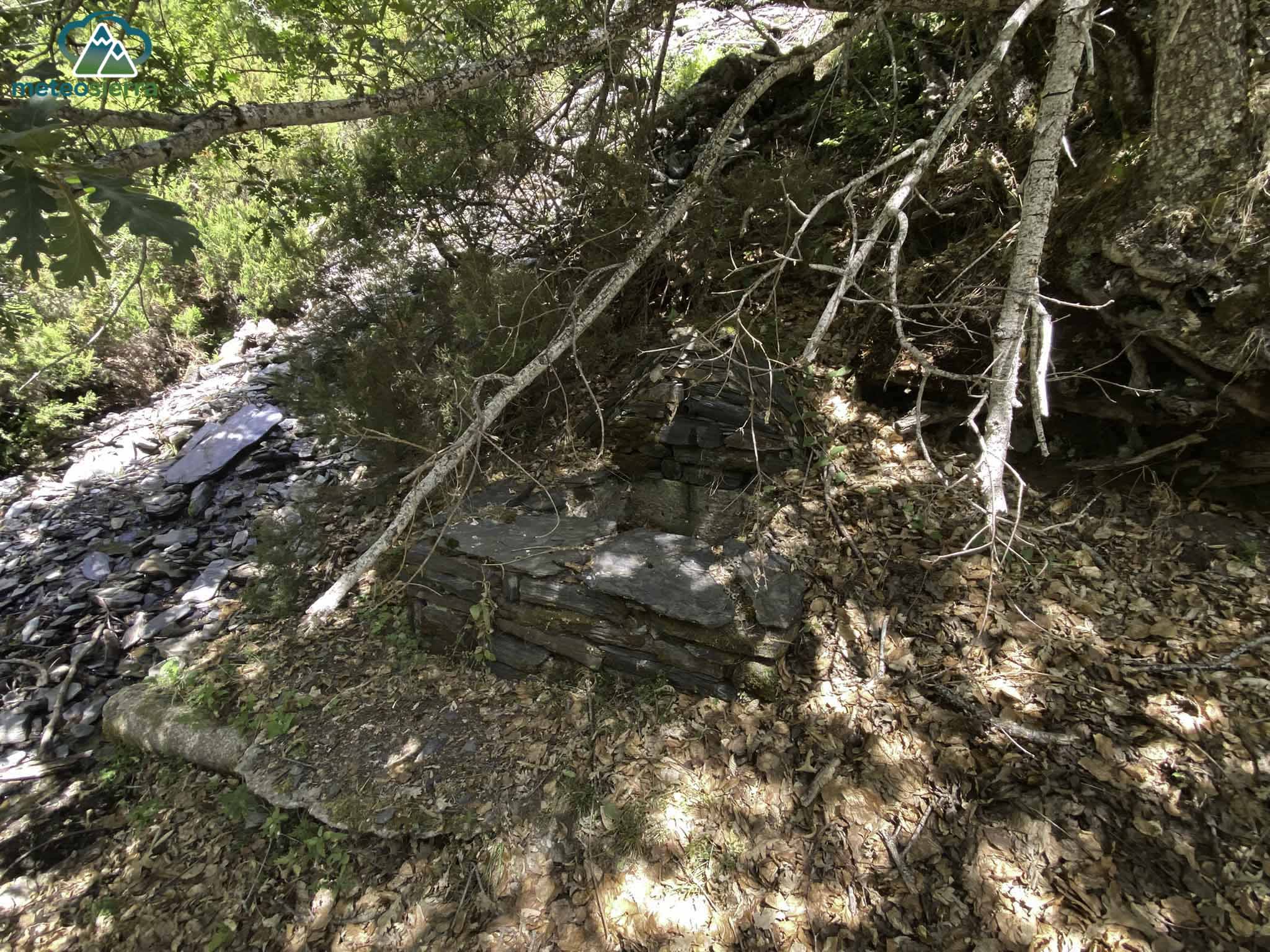 Fuente (1620 m), que en esta época no lleva agua. Aún así, se puede coger agua en el arroyo de al lado