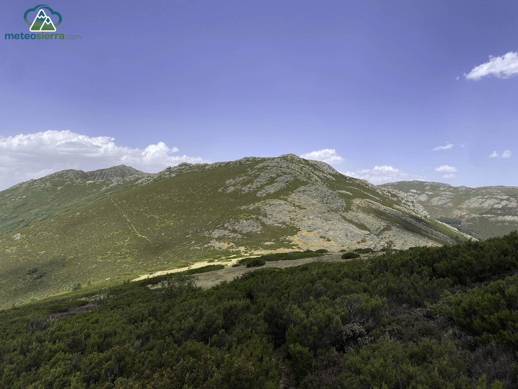 Vista atrás, hacia el collado y el cerro de la Lagunilla (1903 m)