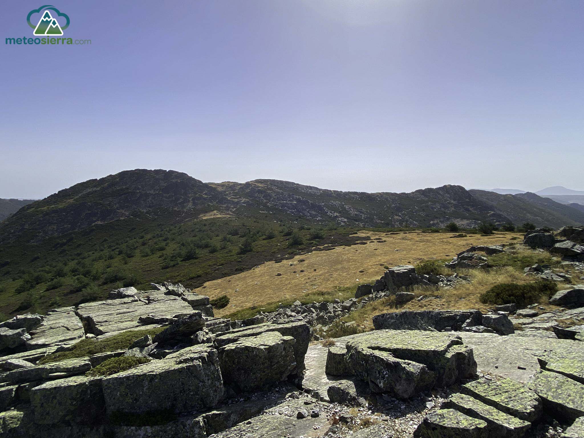 Primer resalte del día, la Peña de la Silla (1935 m). Continuamos hacia la cresta