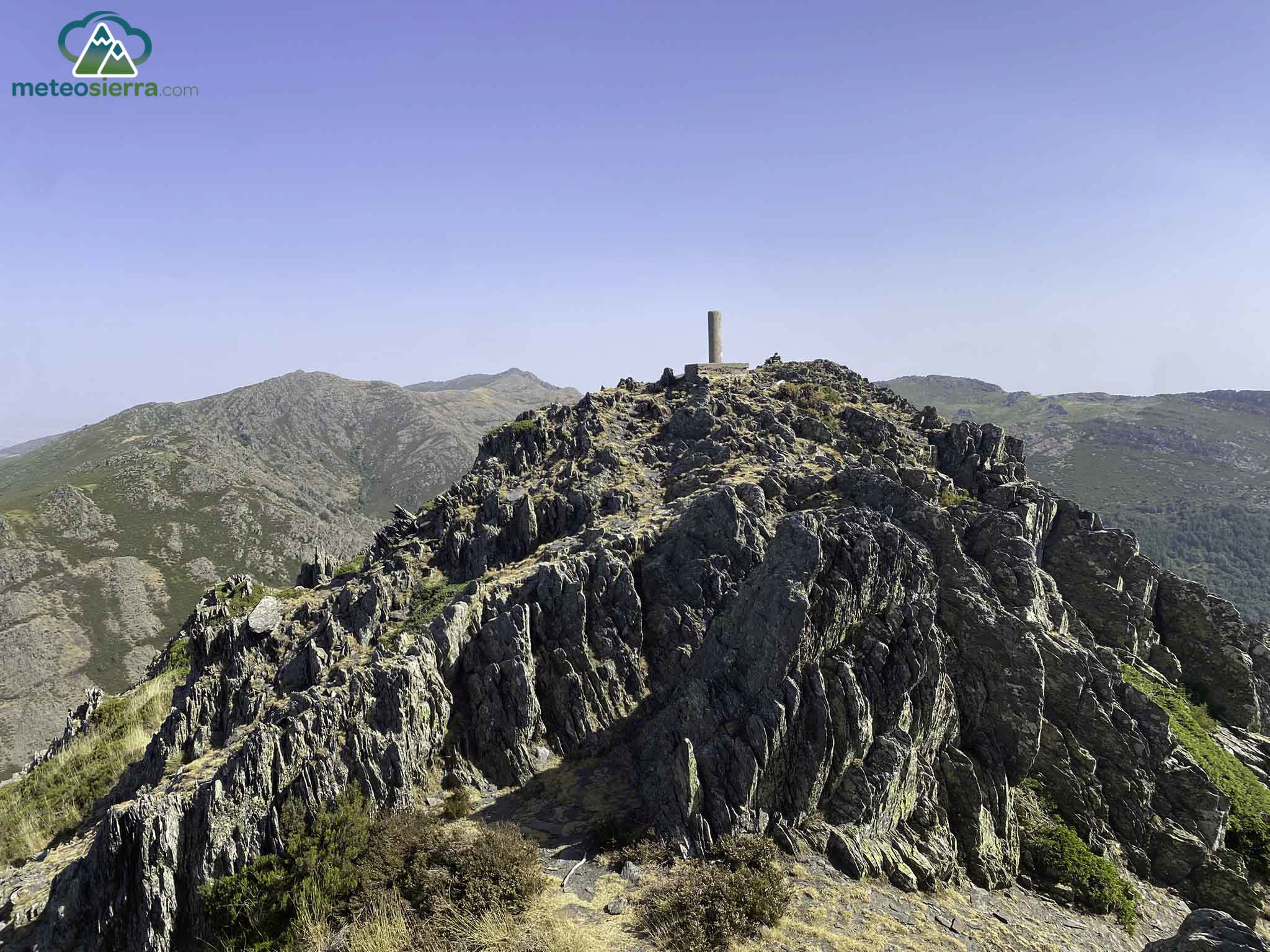 Pico del Granero (1969 m), cima más alta de la Cresta del Dragón