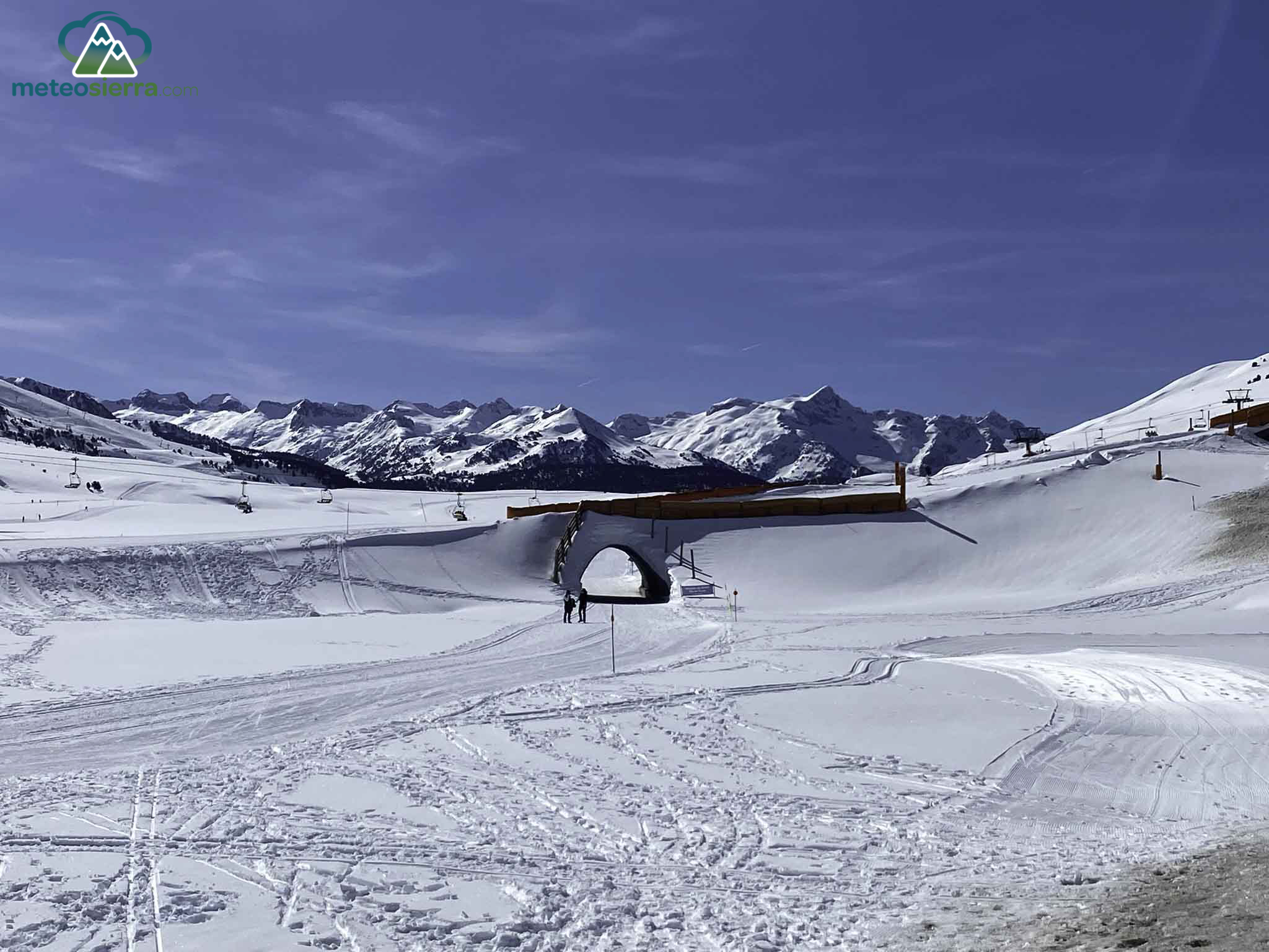 Montardo (2833 m), cumbre mítica del Valle de Arán, detrás de una de las pistas de la estación de esquí que pasa por encima del circuito de fondo