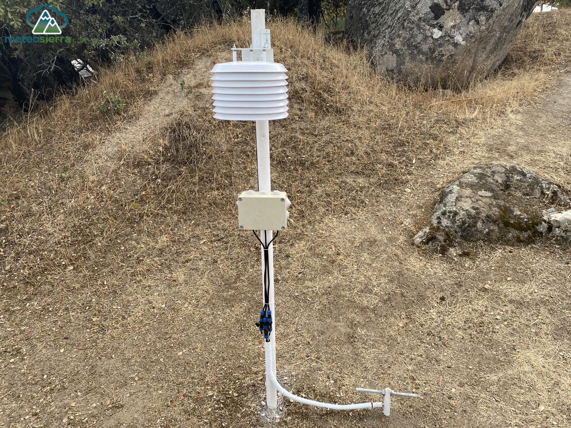 Detalle de la garita Davis 7714. A la derecha, en el suelo, se encuentran los termómetros de 10, 20 y 50 cm de profundidad