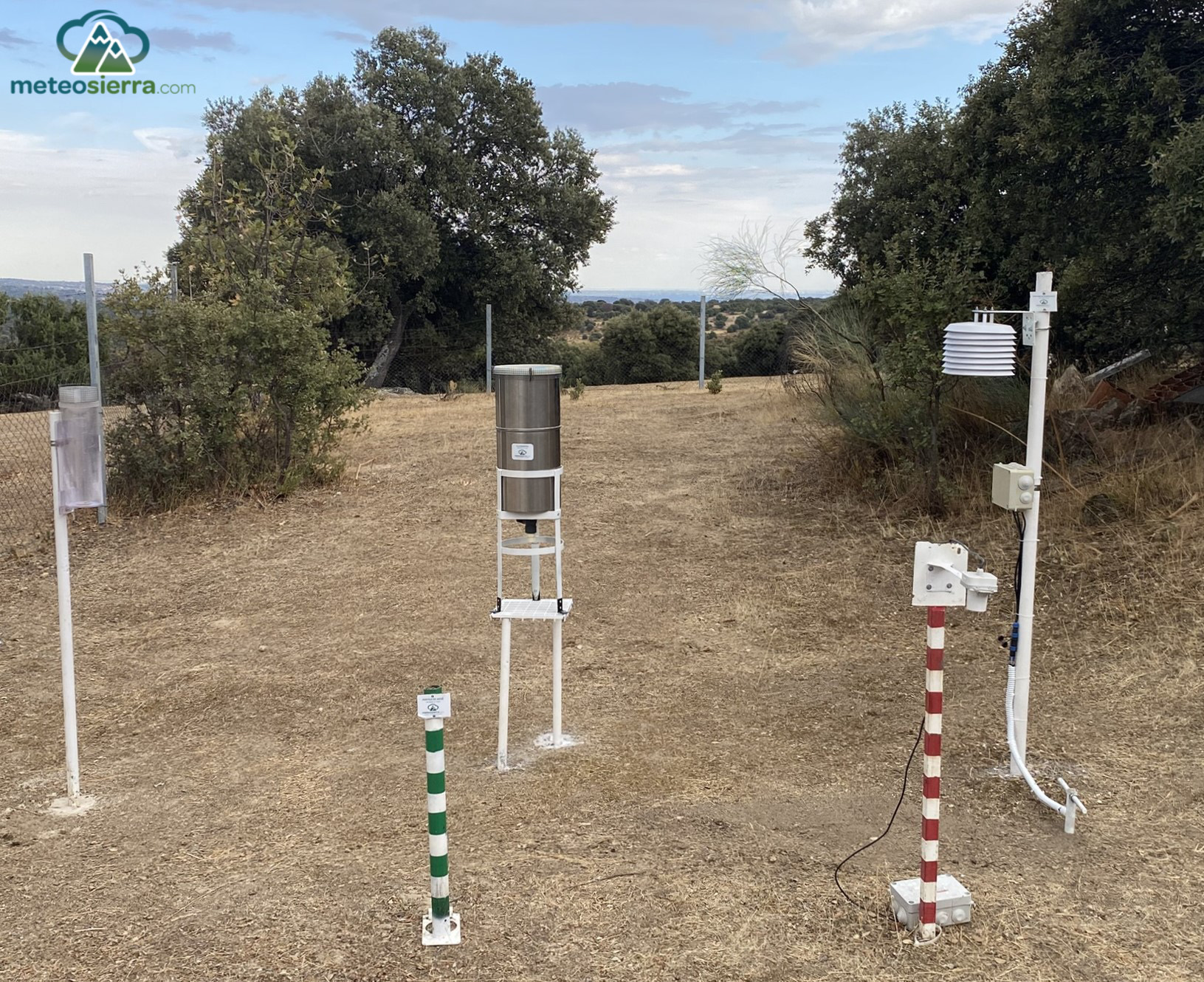 Jardín meteorológico. Vista hacia el Este con las pértigas de nieve, pluviómetros manuales y garita Davis 7714