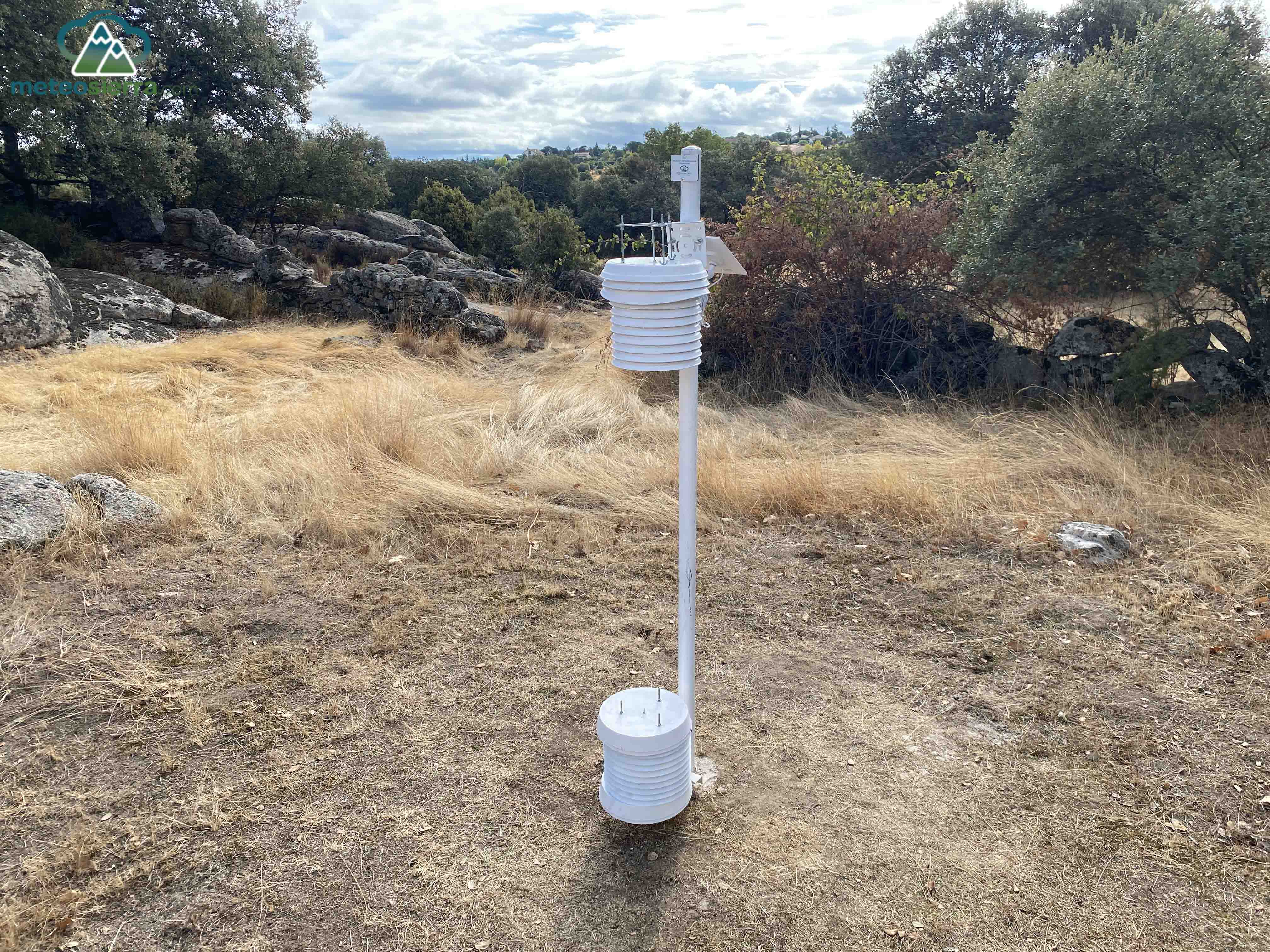 Termómetro "oficial" del observatorio, en garita artesana, junto con el termómetro de suelo