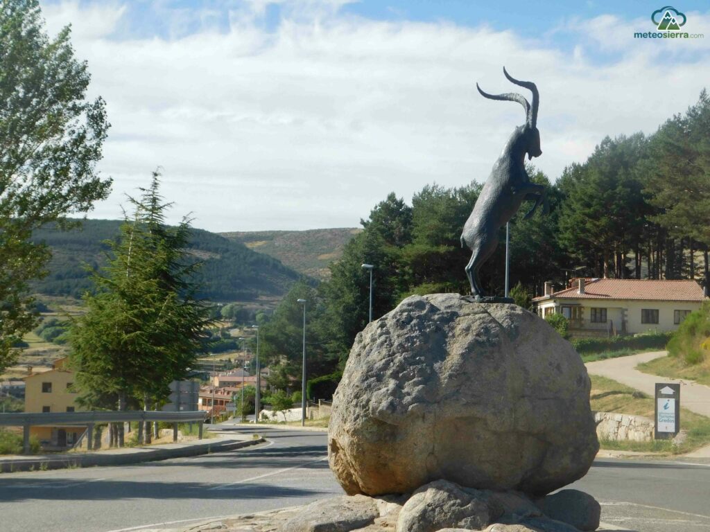 Monumento a la Cabra Montés en Hoyos del Espino