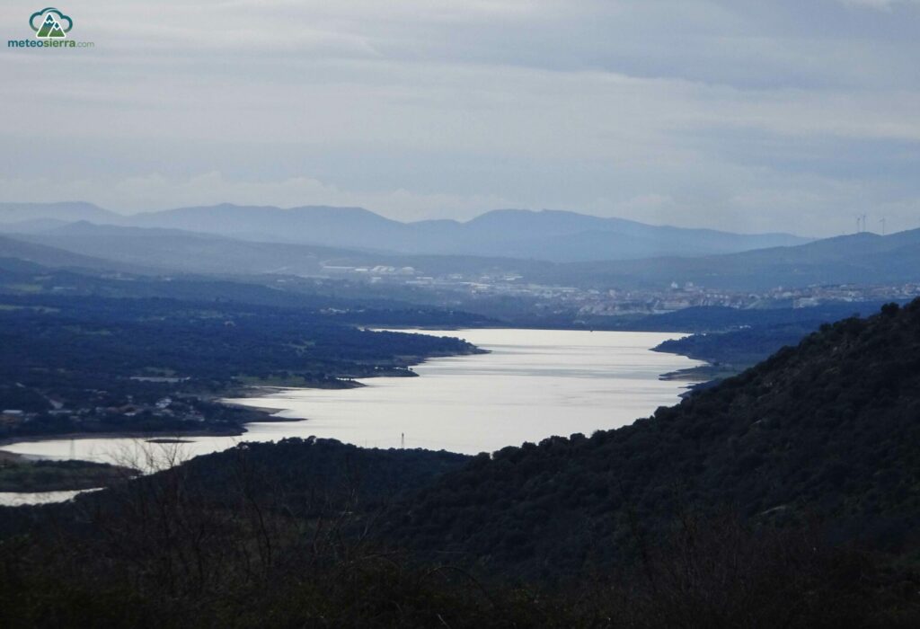 Embalse del Jerte. Al fondo Plasencia